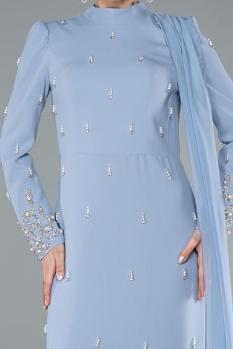 فستان سهرة بتطريز ناعم وأكمام طويلة