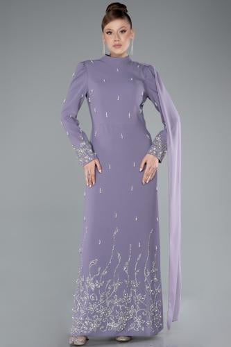 فستان سهرة بتطريز ناعم وأكمام طويلة