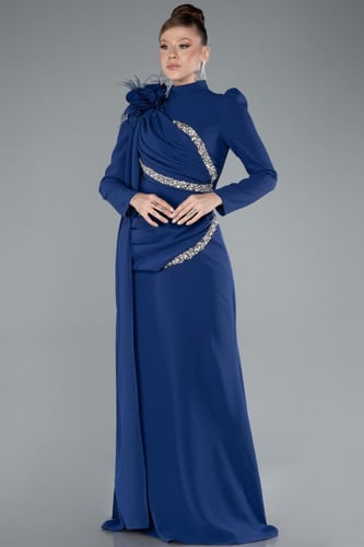 فستان سهرة بتطريز ناعم وأكمام طويلة