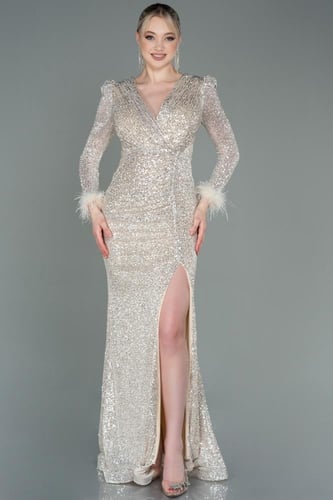 فستان سهرة ترتر بأكمام ريش