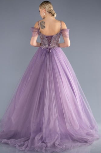 فستان حفلة فخم بتطريز ناعم