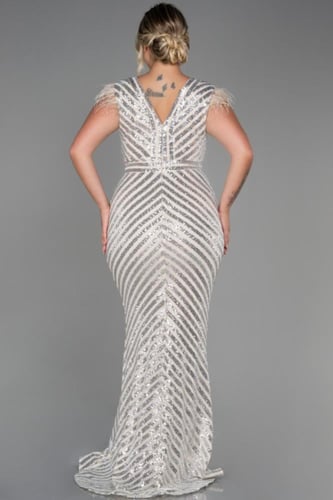 فستان سهرة طويل بأكتاف ريش