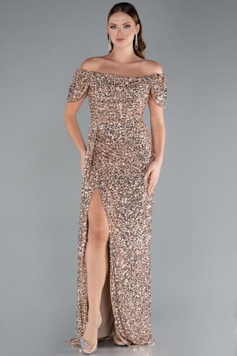 فستان سهرة بأكتاف قصة قارب