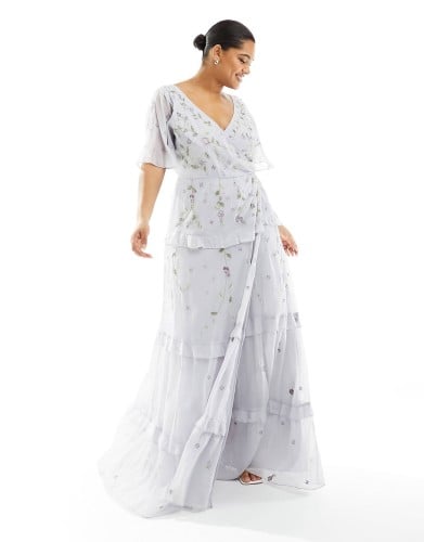 فستان سهرة بأكمام مرفرفة ومزين بتطريز باللون الأزر...