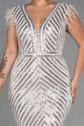 فستان سهرة طويل بأكتاف ريش