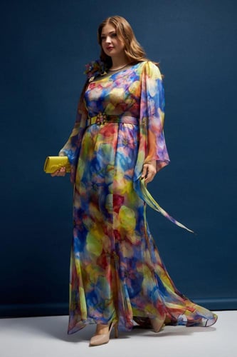 فستان سهرة من الشيفون برقبة من التول وتفاصيل زهور