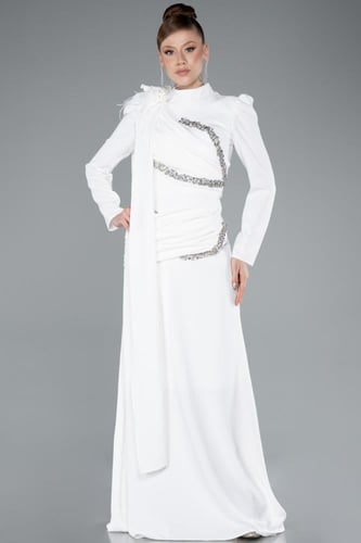 فستان سهرة بتطريز ناعم وأكمام طويلة