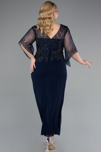 فستان سهرة ميدي بتطريز ناعم