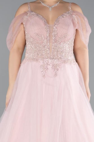 فستان حفلة فخم بتطريز ناعم