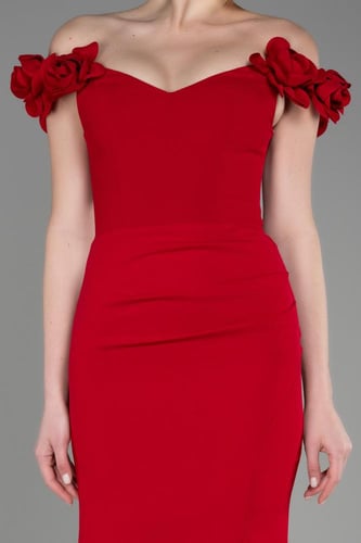 فستان طويل بقصة عنق أنيقة