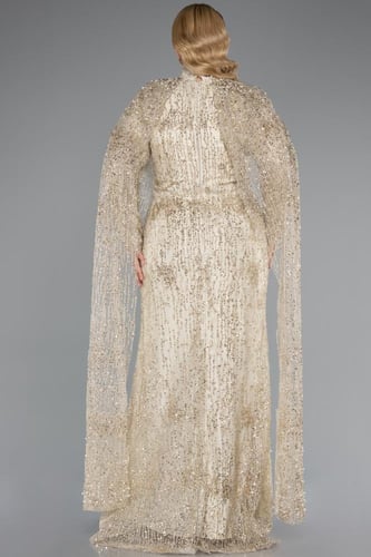 فستان سهرة طويل باللون الذهبي