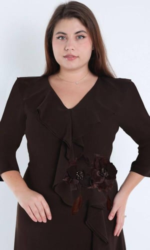 فستان بتفاصيل مكشكشة وأكمام متوسطة الطول