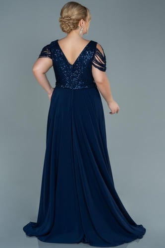 فستان سهرة برقبة على شكل V