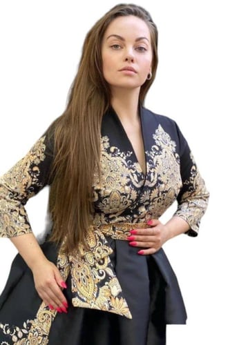 فستان أسود بطبعة ذهبية