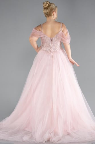 فستان حفلة فخم بتطريز ناعم