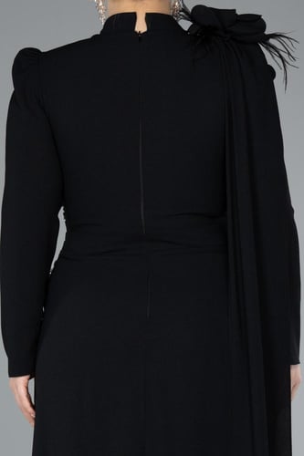 فستان سهرة بتطريز ناعم وأكمام طويلة