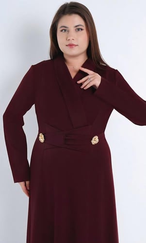 فستان بياقة ناعمة وأكمام طويلة