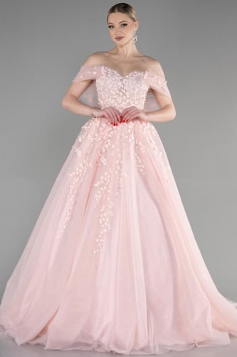 فستان حفلة بتطريز جميل