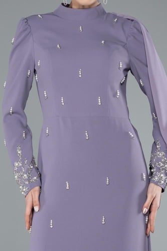 فستان سهرة بتطريز ناعم وأكمام طويلة