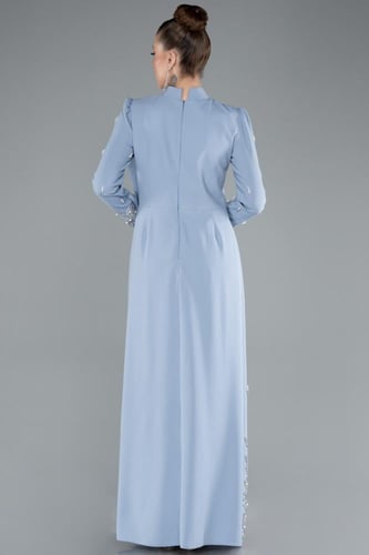 فستان سهرة بتطريز ناعم وأكمام طويلة