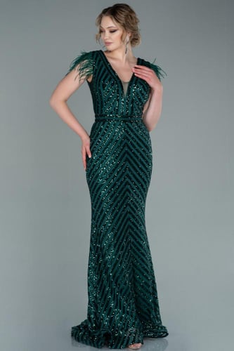 فستان سهرة طويل بأكتاف ريش