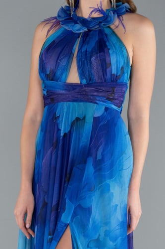 فستان مشجر بعنق مكشكش وأكتاف مكشوفة