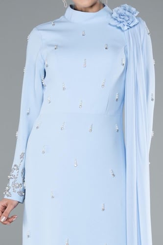 فستان سهرة بتطريز ناعم وأكمام طويلة