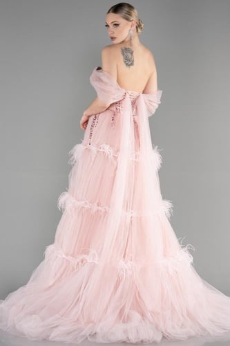فستان حفلة بأكتاف مكشوفة