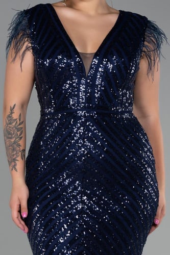 فستان سهرة طويل بأكتاف ريش