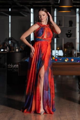 فستان مشجر بعنق مكشكش وأكتاف مكشوفة