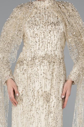 فستان سهرة طويل باللون الذهبي