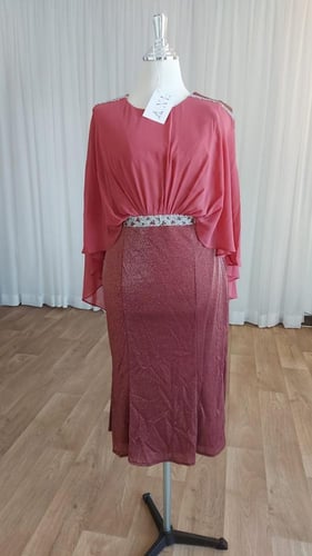 فستان سهرة ميدي بأكمام قصيرة