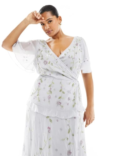 فستان سهرة بأكمام مرفرفة ومزين بتطريز باللون الأزر...