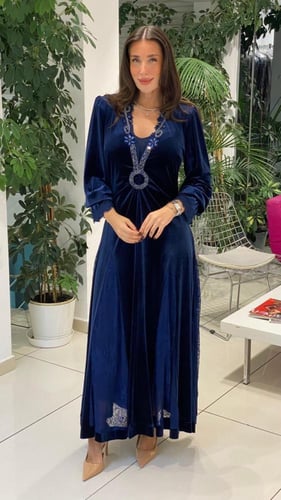 فستان طويل مخمل مطرز