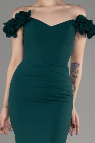 فستان طويل بقصة عنق أنيقة