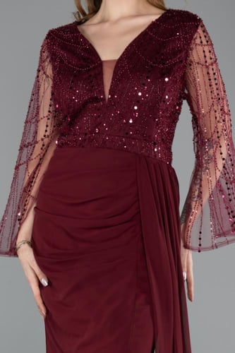 فستان سهرة بأكمام طويلة شفافة