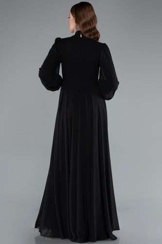 فستان سهرة ساتر بأكمام طويلة