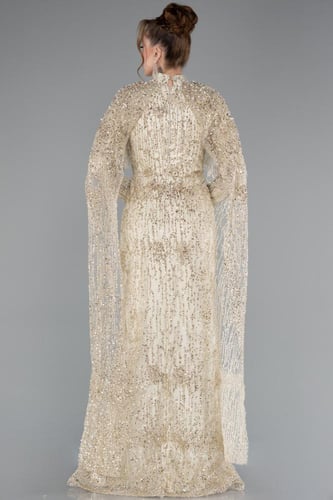 فستان سهرة طويل باللون الذهبي