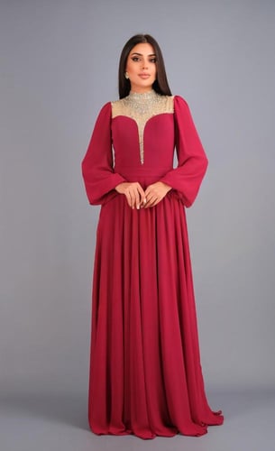 فستان سهرة بتطريز عنق ناعم وأكمام طويلة