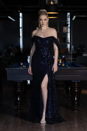 فستان سهرة ناعم بأكتاف مكشوفة