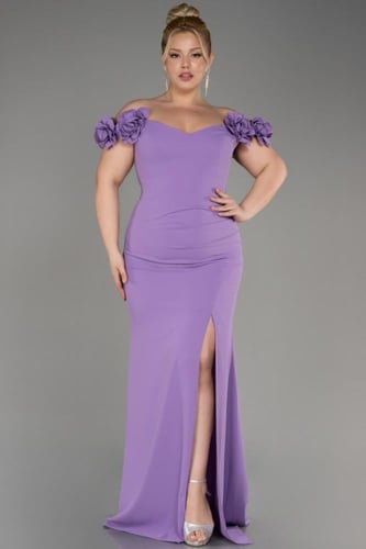 فستان طويل بقصة عنق أنيقة