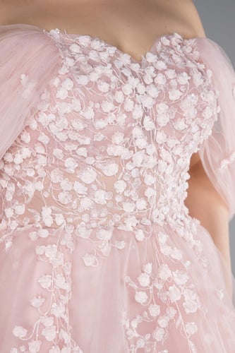 فستان حفلة بتطريز جميل