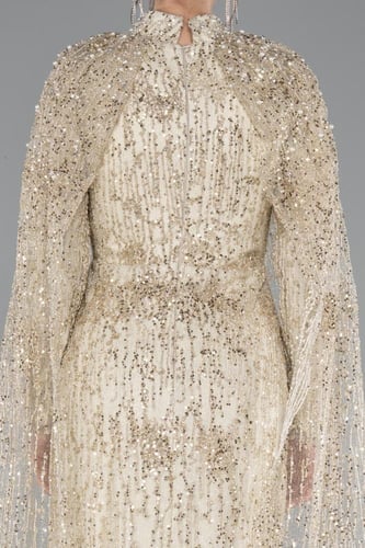 فستان سهرة طويل باللون الذهبي