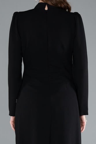 فستان سهرة ساتر بياقة طويلة