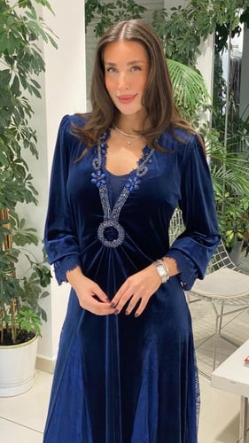 فستان طويل مخمل مطرز