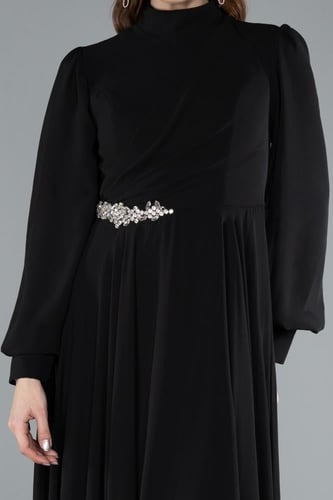 فستان سهرة ساتر بأكمام طويلة