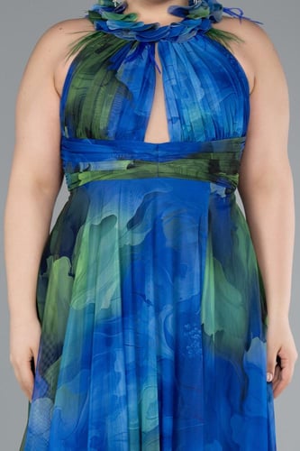 فستان مشجر بعنق مكشكش وأكتاف مكشوفة