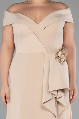 فستان ناعم بقصة رقبة جميلة