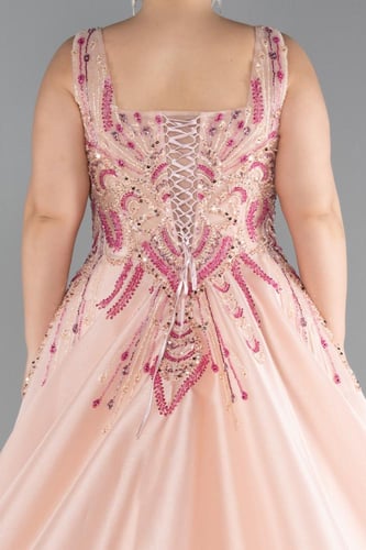 فستان حفلة بتطريز ناعم