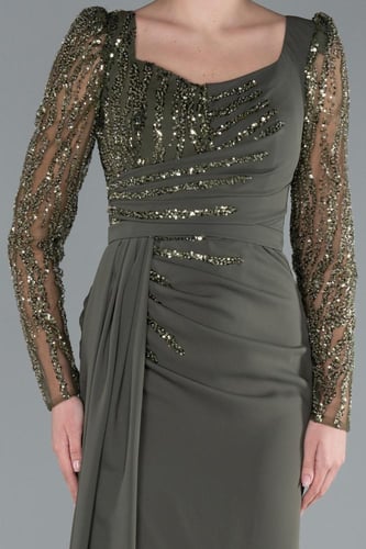 فستان سهرة بأكمام مطرزة